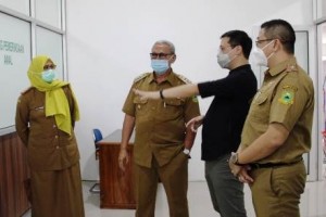 Bupati Kuningan saat melihat ruangan poli klinik mata RSUD Linggarjati.